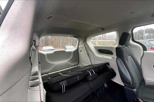 Used 2022 Chrysler Voyager LX image 29