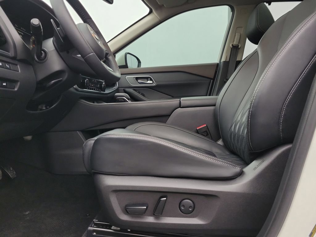 Used 2021 Nissan Rogue Platinum image 17