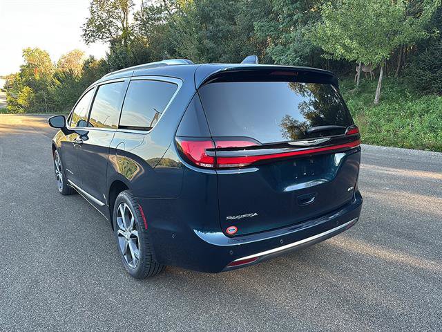 Used 2025 Chrysler Pacifica Pinnacle AWD/4WD image 2