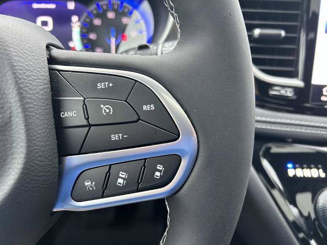Used 2025 Chrysler Pacifica Select FWD image 28