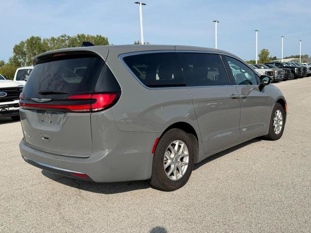 Used 2025 Chrysler Pacifica Select FWD image 7
