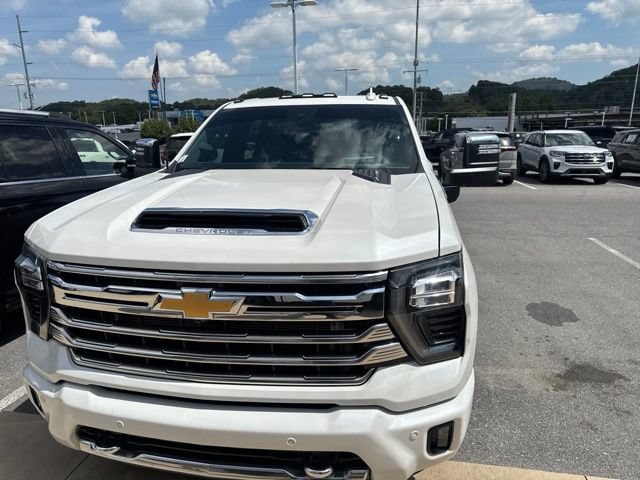 Used 2025 Chevrolet Silverado 3500 High Country w/ High Country Premium Package AWD/4WD image 3