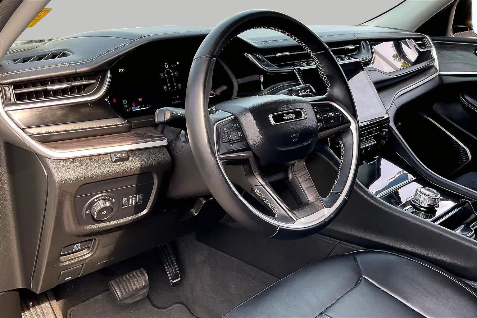 Used 2022 Jeep Grand Cherokee L Limited w/ Black Appearance Package AWD/4WD image 16