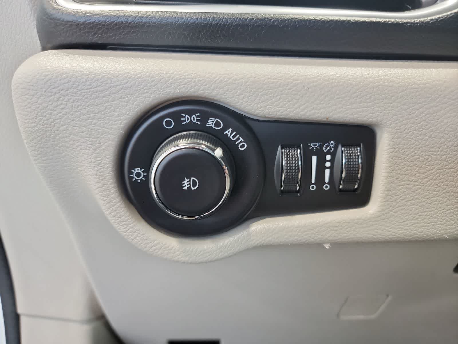 Used 2020 Chrysler Pacifica Limited FWD image 19
