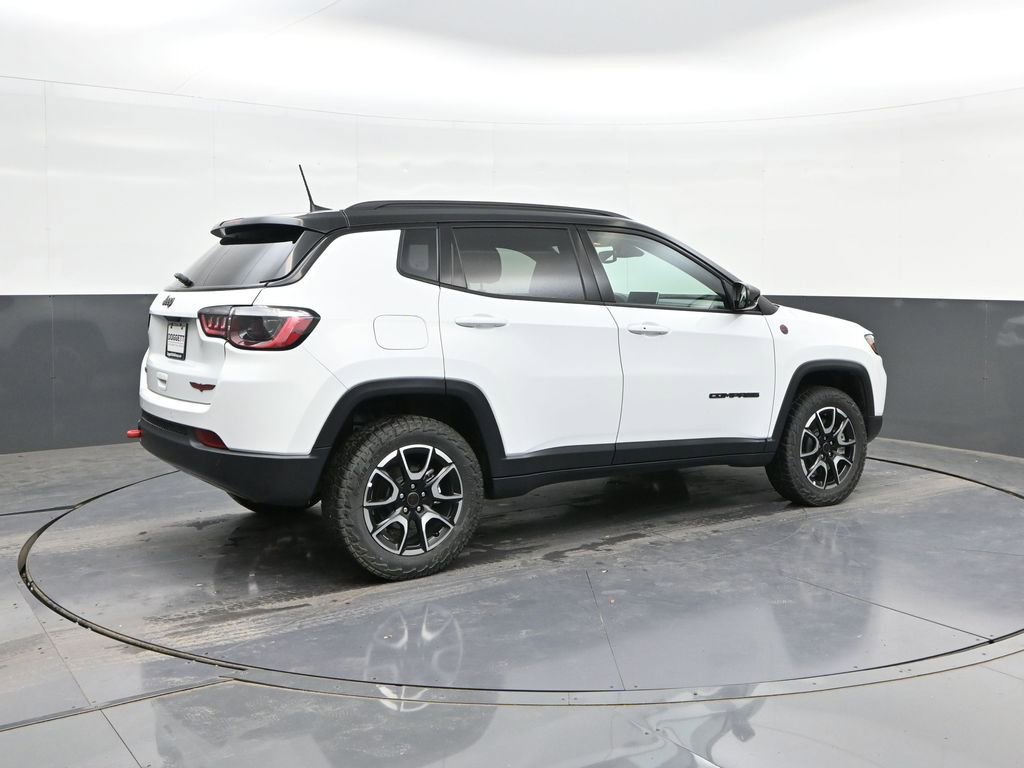 Used 2025 Jeep Compass Trailhawk AWD/4WD image 15