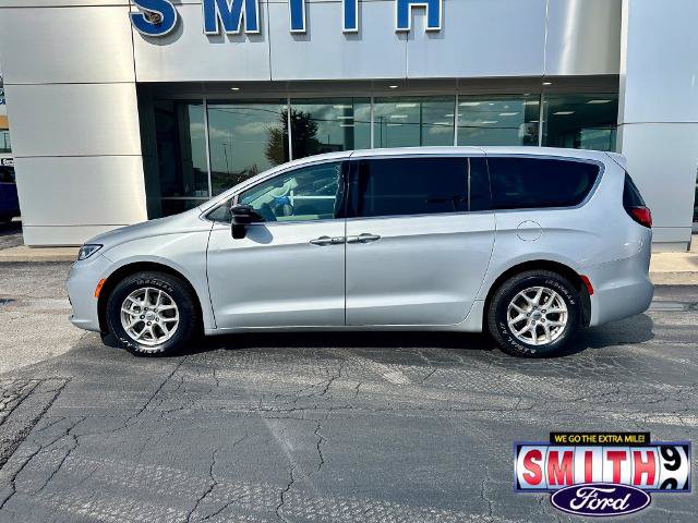 Used 2024 Chrysler Pacifica Touring-L FWD image 8