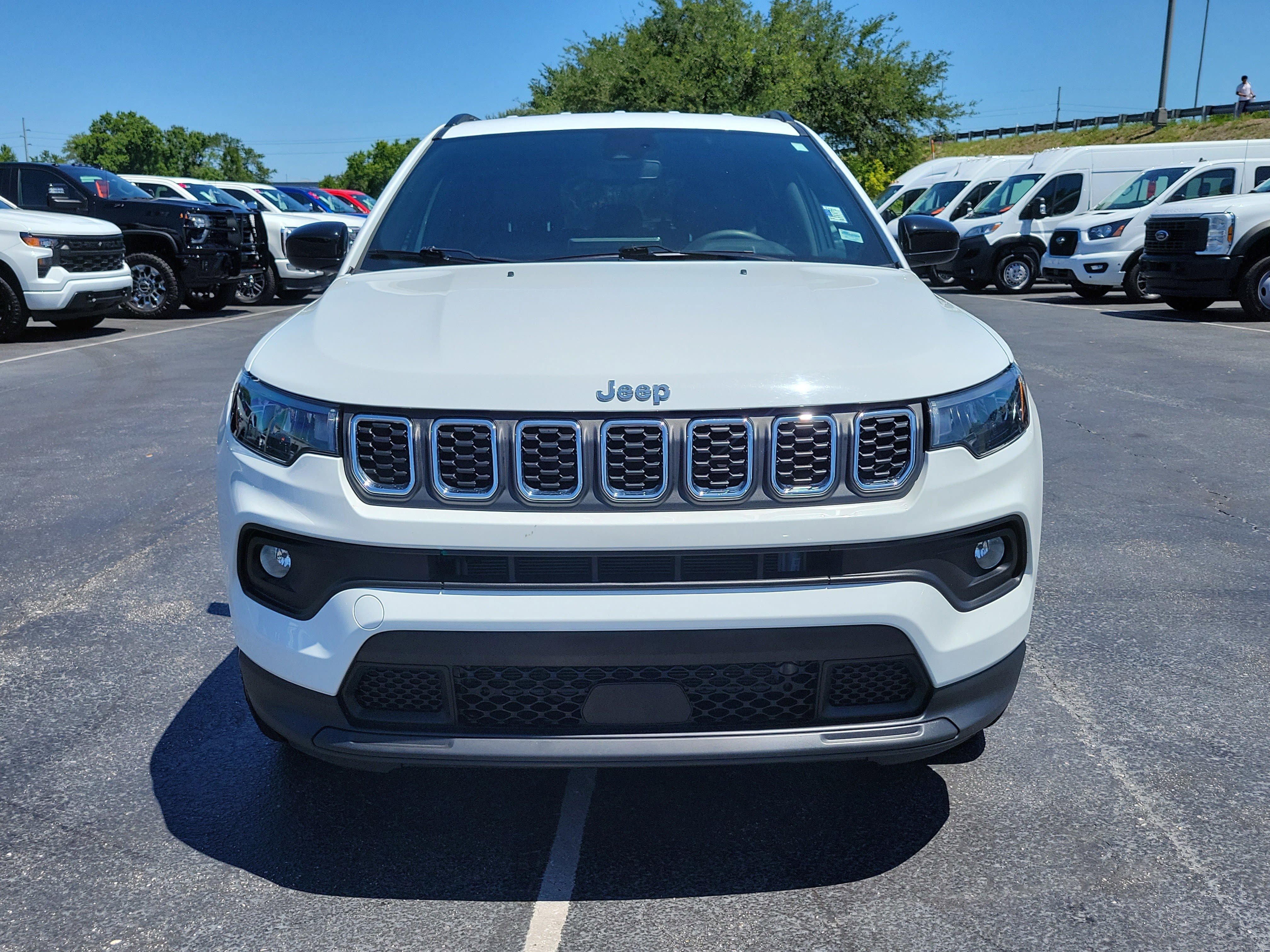 Used 2024 Jeep Compass Latitude AWD/4WD image 2