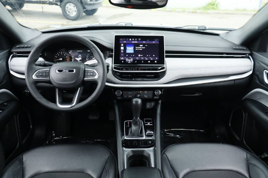 Used 2024 Jeep Compass Latitude AWD/4WD image 18