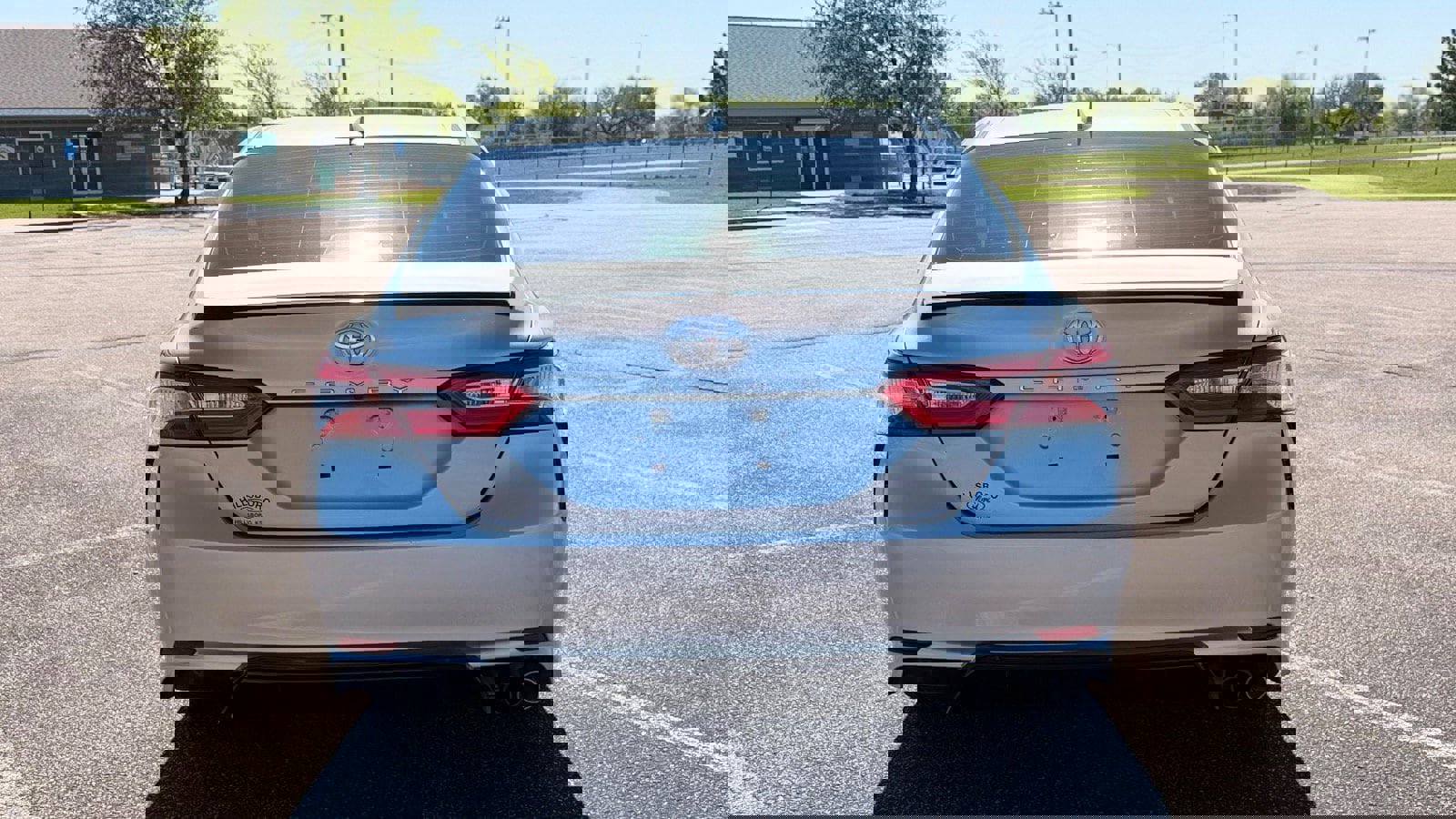 Used 2020 Toyota Camry SE FWD image 4