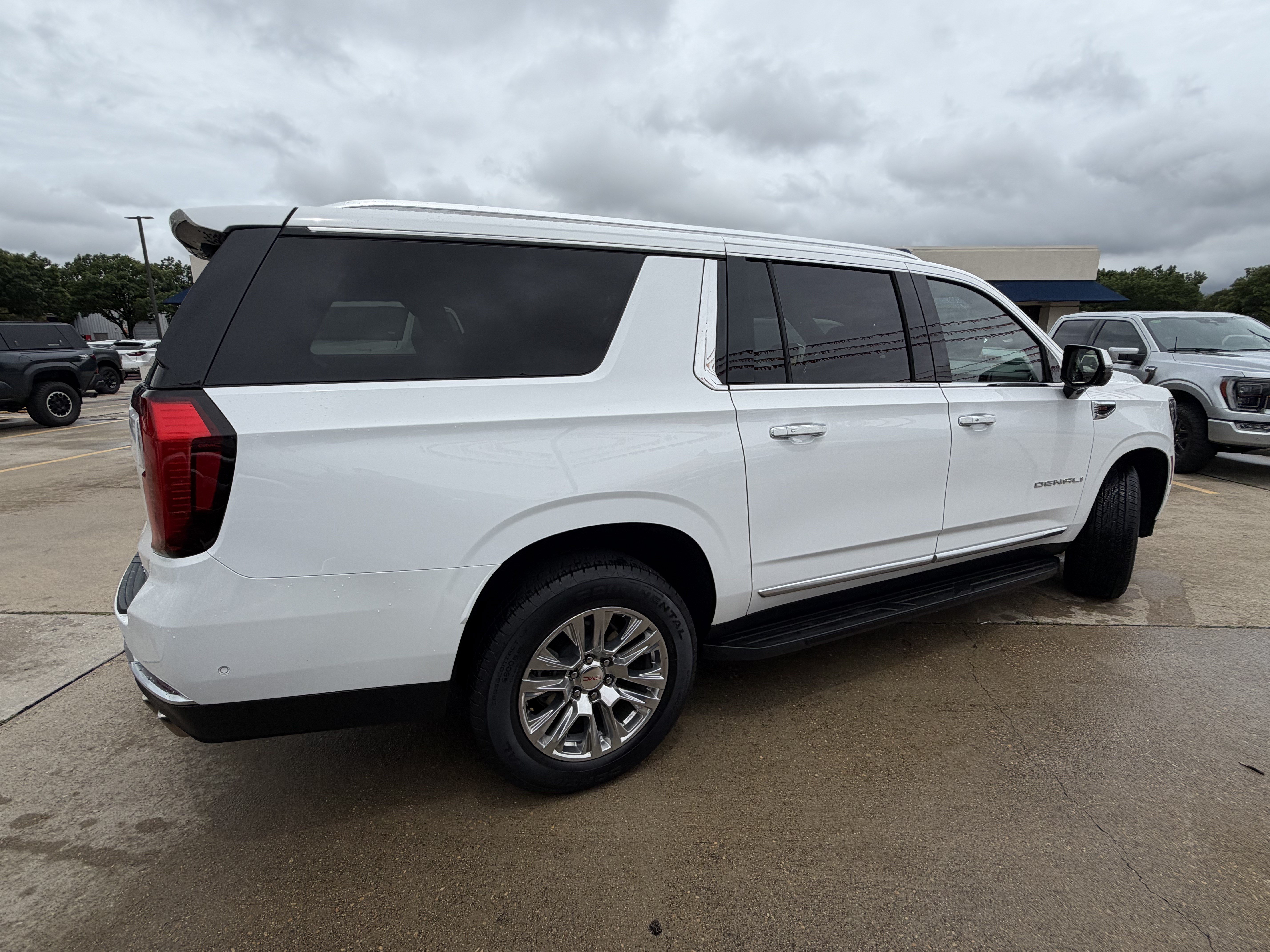 Used 2025 GMC Yukon XL Denali AWD/4WD image 7