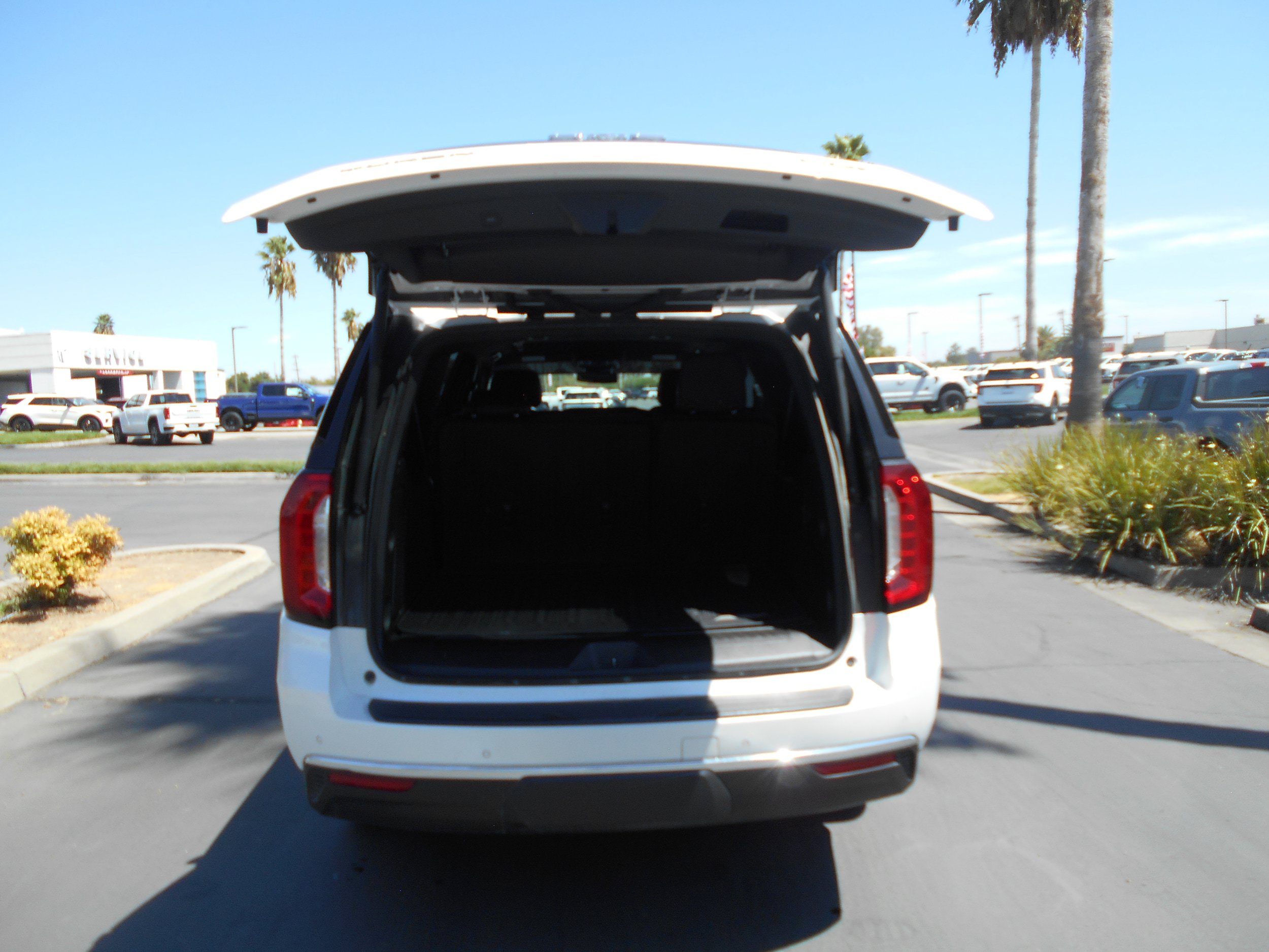 Used 2023 GMC Yukon XL SLT AWD/4WD image 7