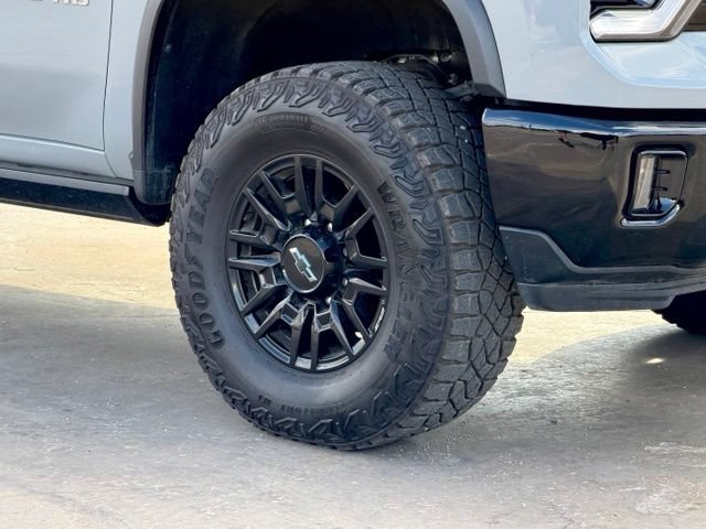 Used 2025 Chevrolet Silverado 2500 ZR2 w/ Technology Package AWD/4WD image 5