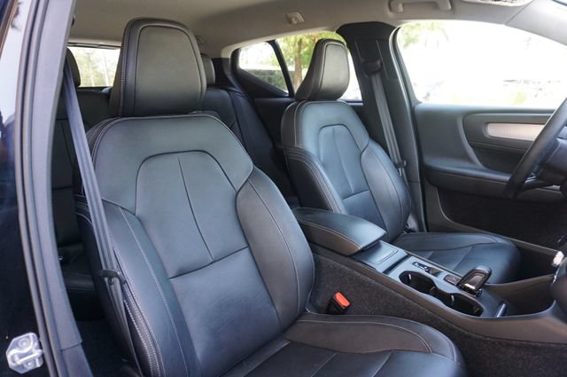 Used 2021 Volvo XC40 T4 Momentum w/ Protection Package Premier FWD image 2