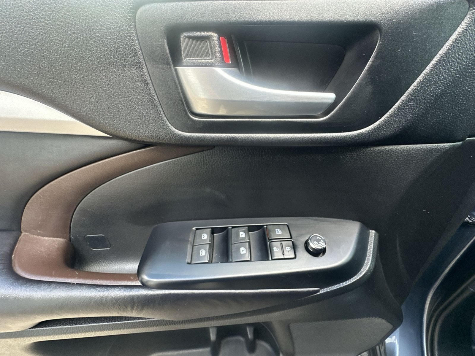 Used 2018 Toyota Highlander XLE AWD/4WD image 23