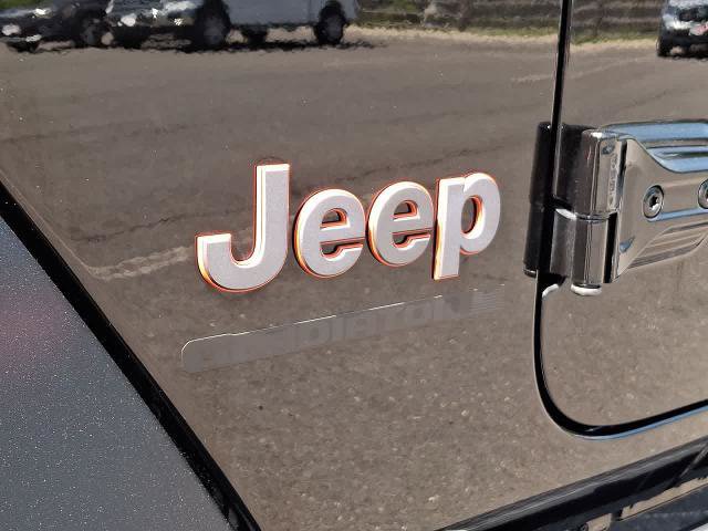 Used 2025 Jeep Gladiator Mojave w/ Convenience Group AWD/4WD image 28
