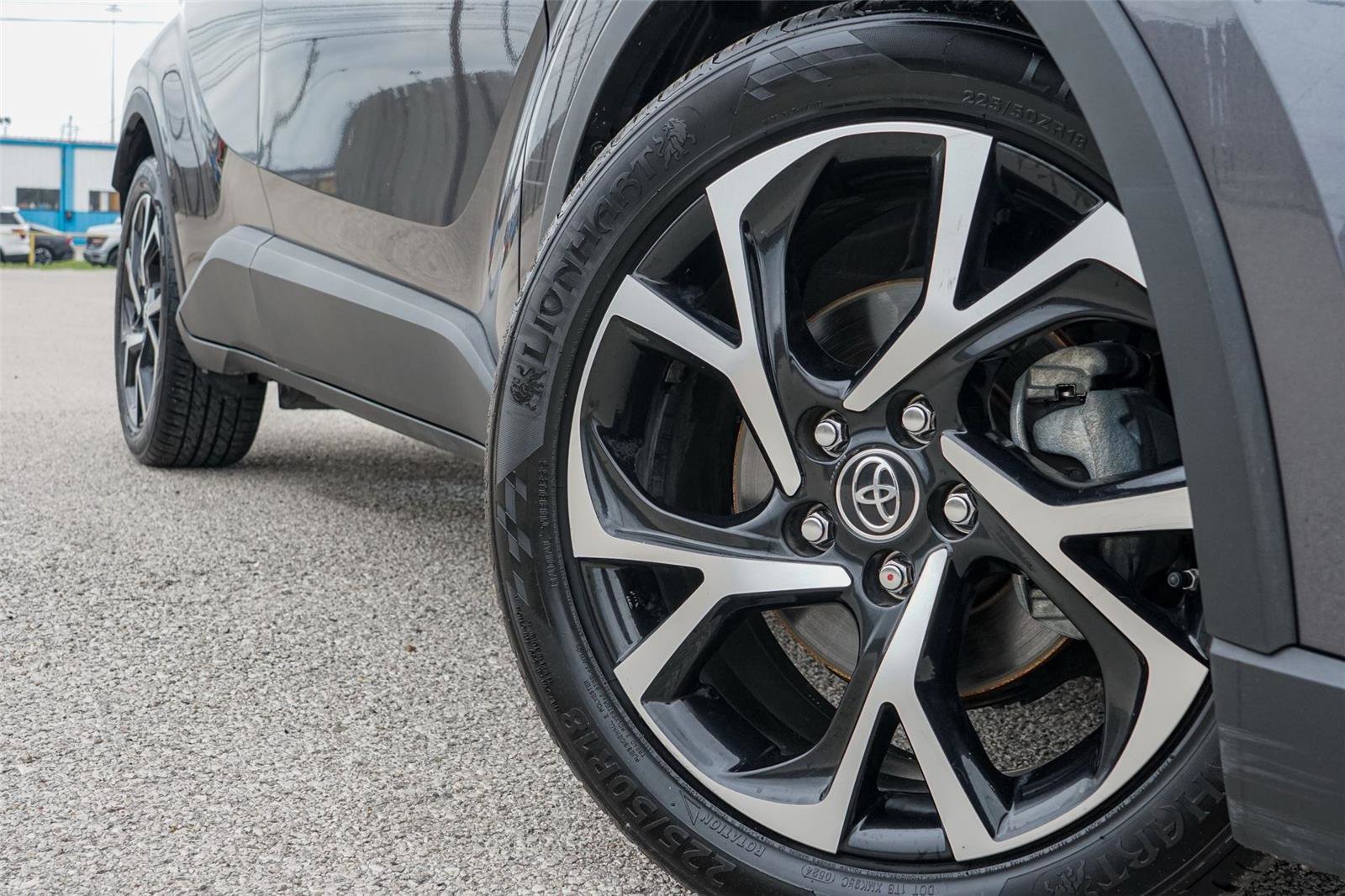 Used 2019 Toyota C-HR XLE FWD image 2