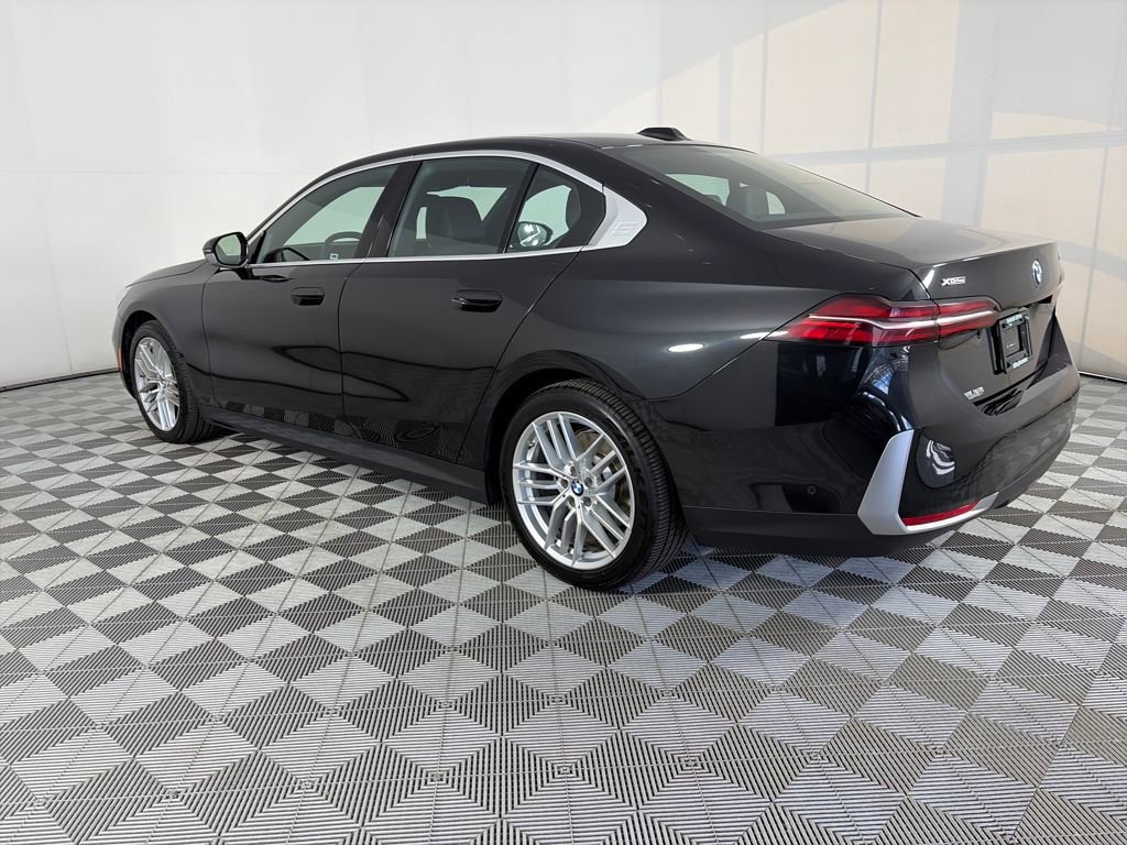 Used 2024 BMW 530i xDrive image 3