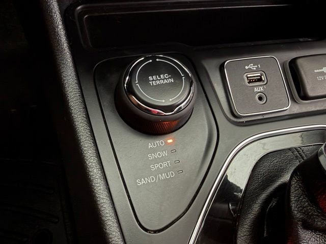 Used 2020 Jeep Cherokee Limited w/ Luxury Group AWD/4WD image 31