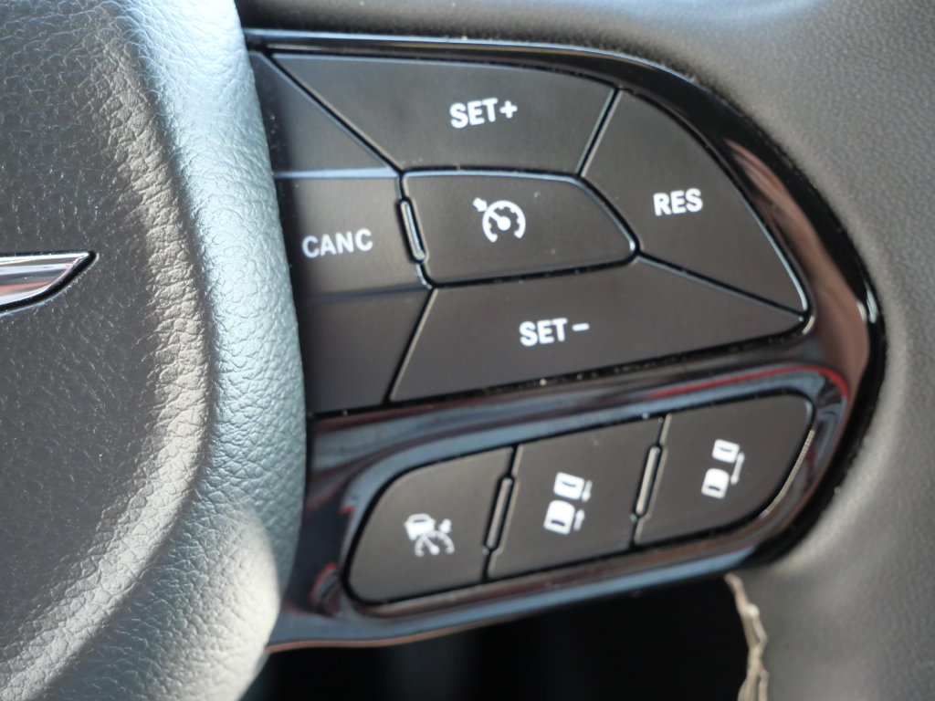 Used 2023 Chrysler Pacifica Touring FWD image 25