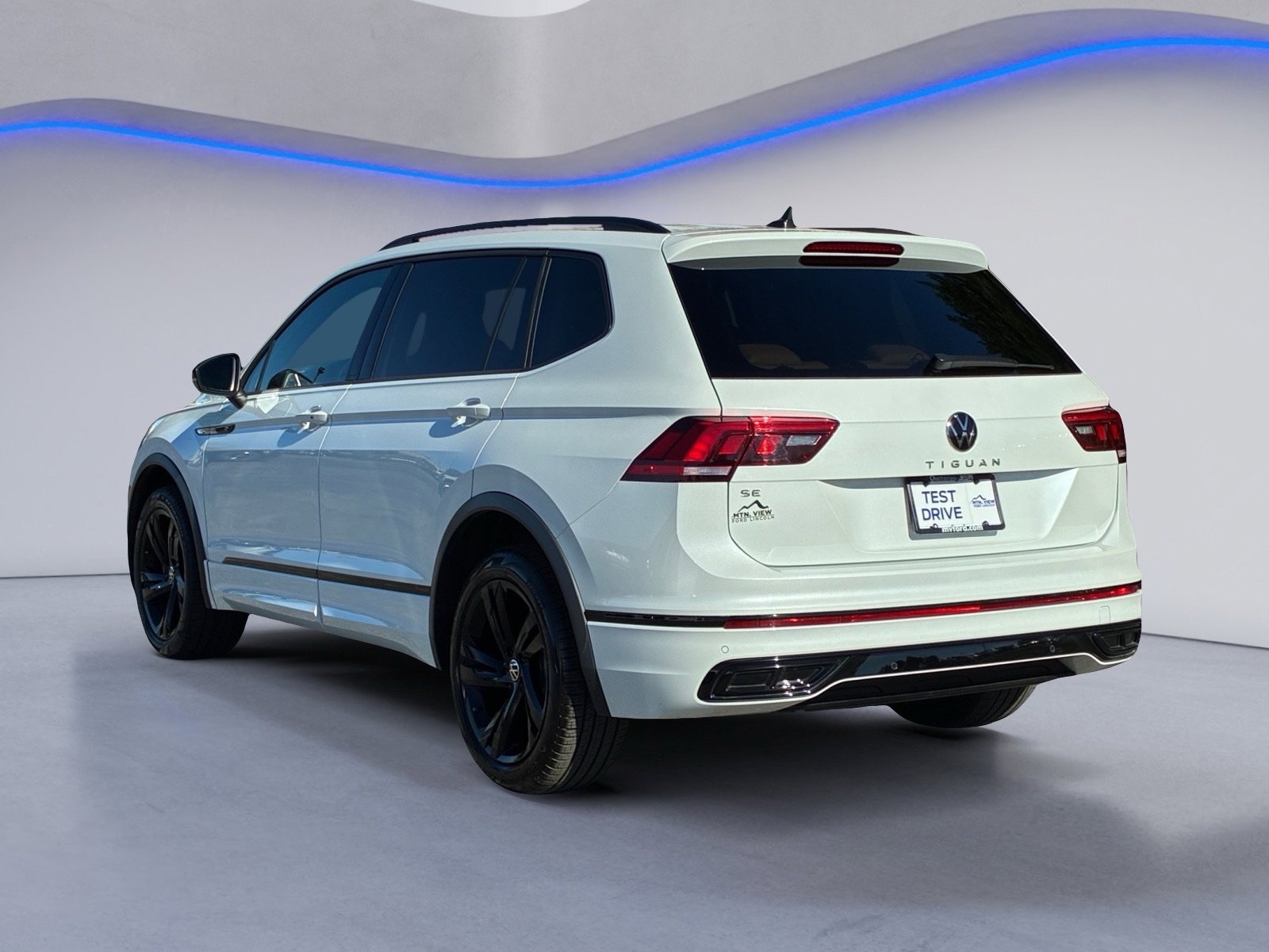 Used 2024 Volkswagen Tiguan SE R-Line FWD image 6