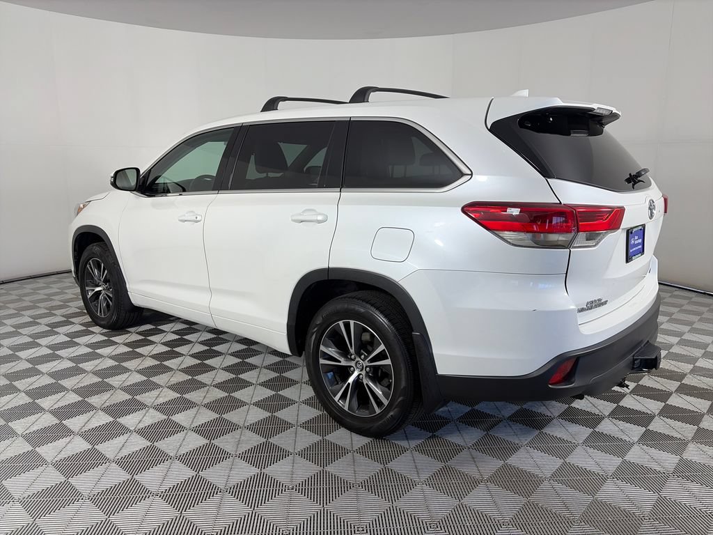 Used 2018 Toyota Highlander Plus w/ Carpet Mat Package (TMS) AWD/4WD image 5