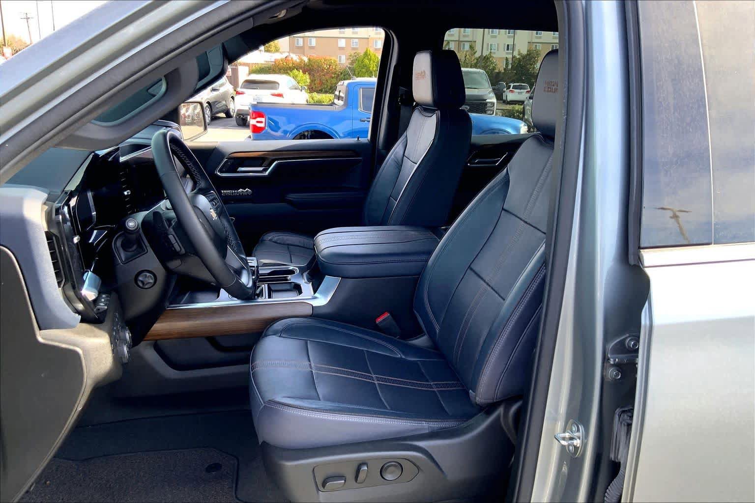 Used 2023 Chevrolet Silverado 1500 High Country w/ Technology Package AWD/4WD image 7