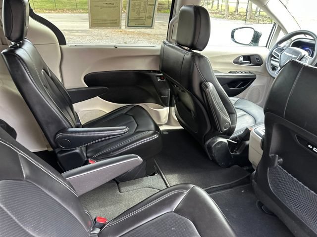 Used 2024 Chrysler Pacifica Touring-L FWD image 22