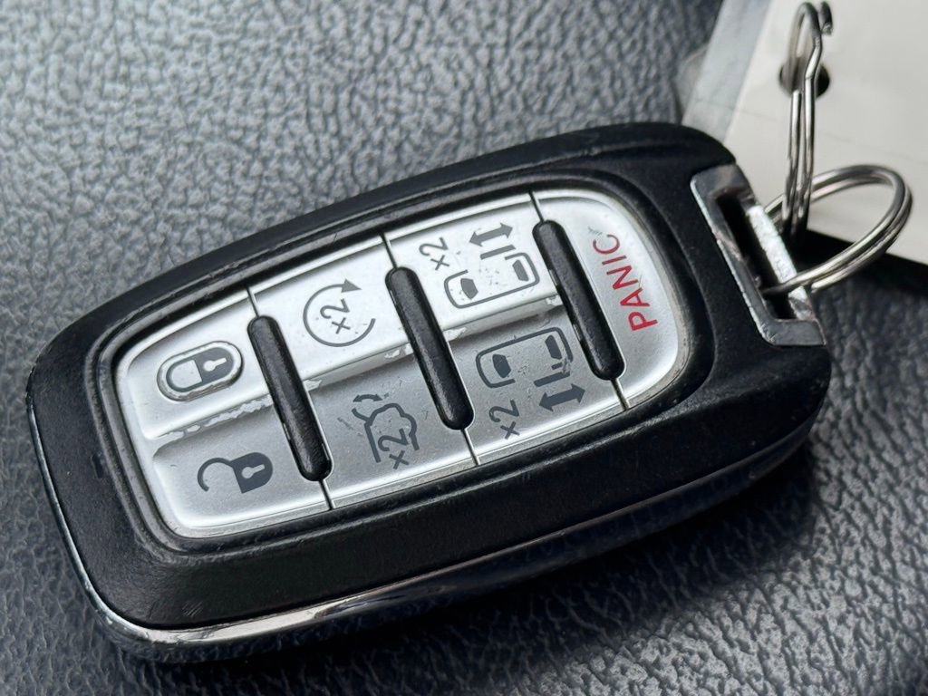 Used 2020 Chrysler Pacifica Touring-L image 14