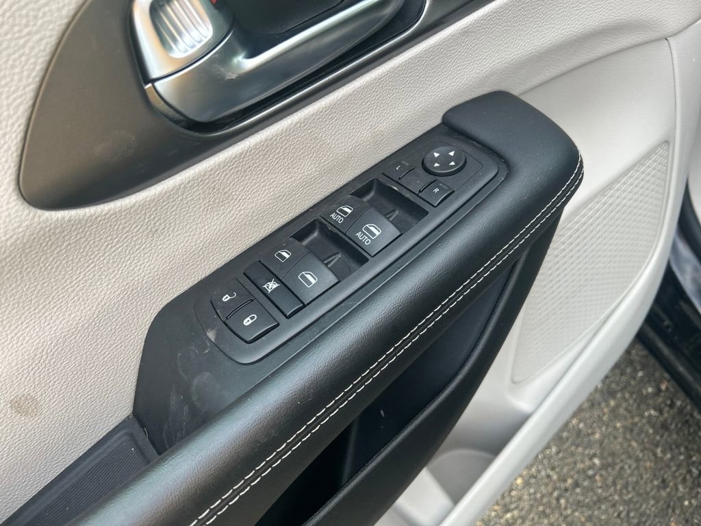 Used 2024 Chrysler Pacifica Touring-L image 21