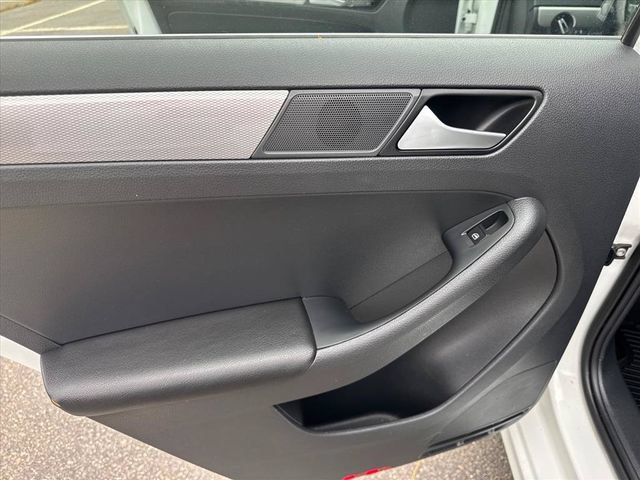 Used 2017 Volkswagen Jetta SE FWD image 16