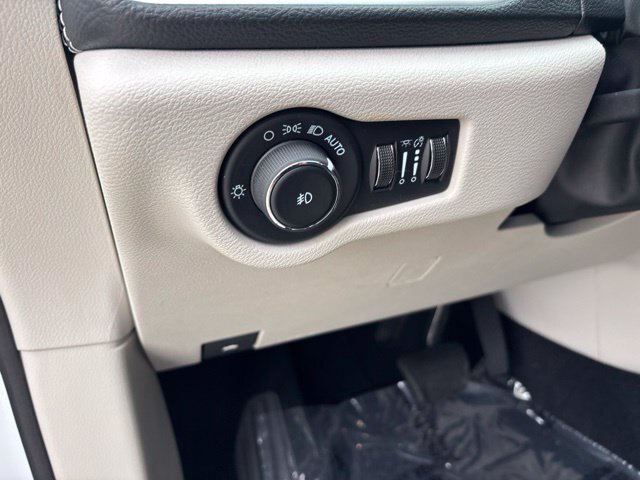 Used 2024 Chrysler Pacifica Limited FWD image 15