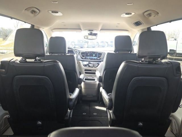 Used 2023 Chrysler Pacifica Touring-L image 16