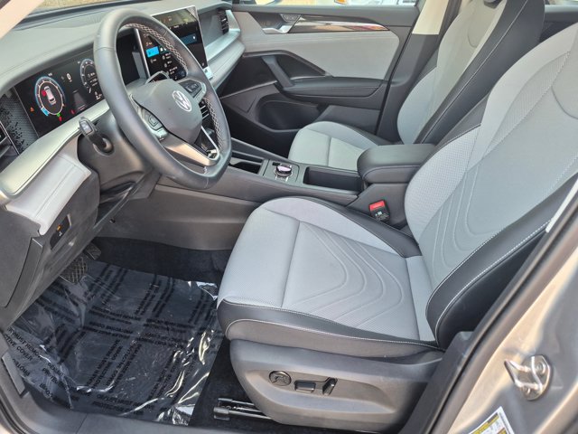 Used 2025 Volkswagen Tiguan SE FWD image 11