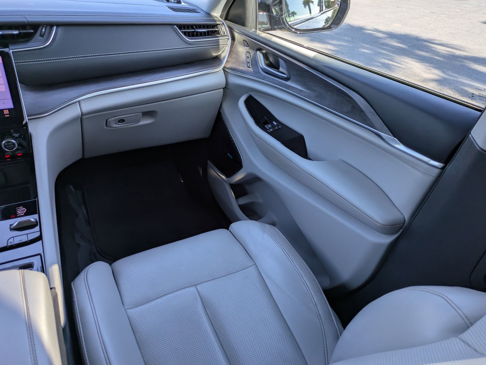 Used 2022 Jeep Grand Cherokee Overland w/ Luxury Tech Group IV image 20