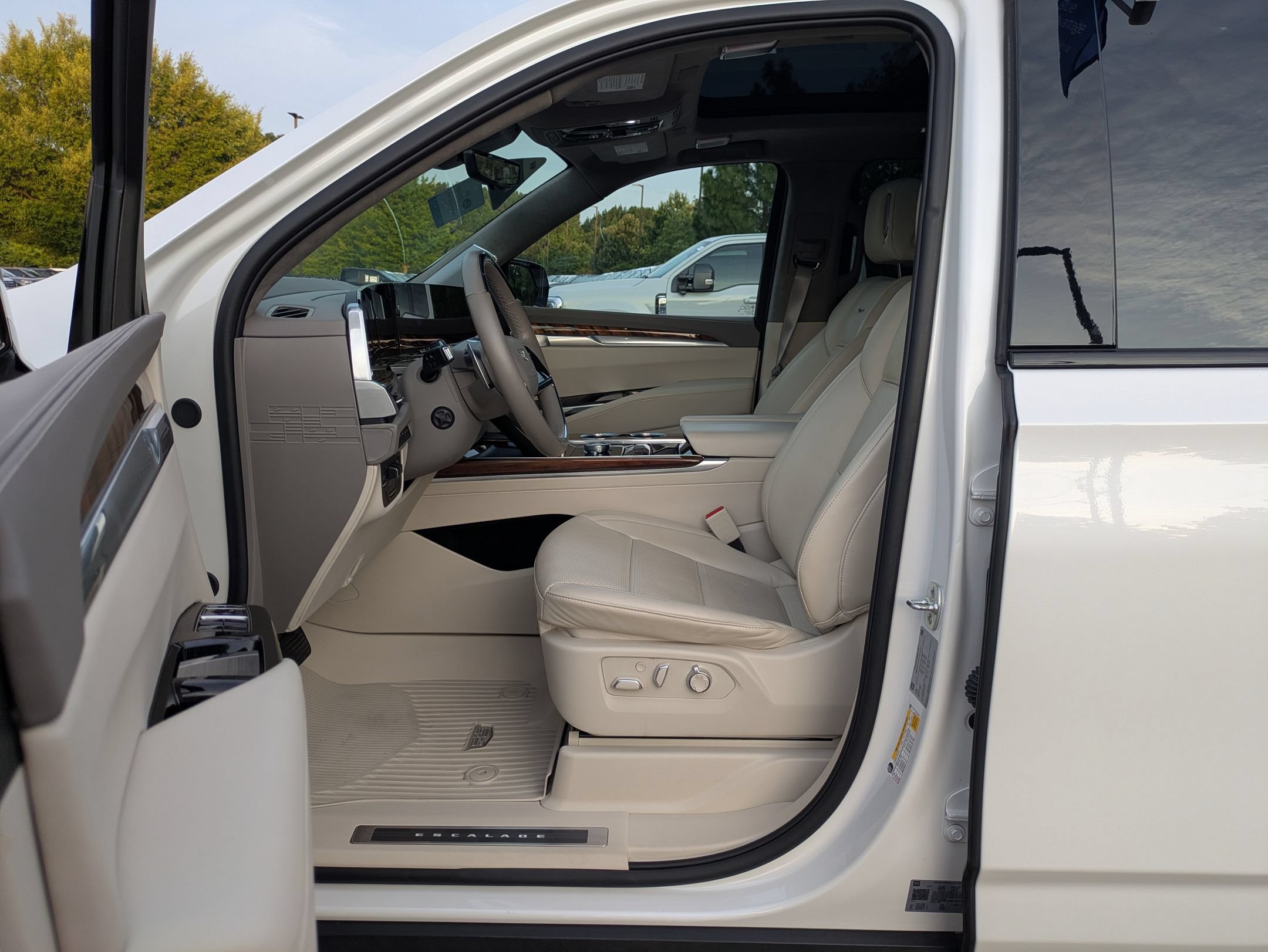 Used 2025 Cadillac Escalade ESV Sport Platinum AWD/4WD image 12