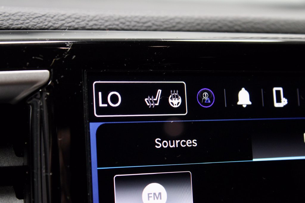 Used 2024 Chrysler Pacifica Touring-L FWD image 4