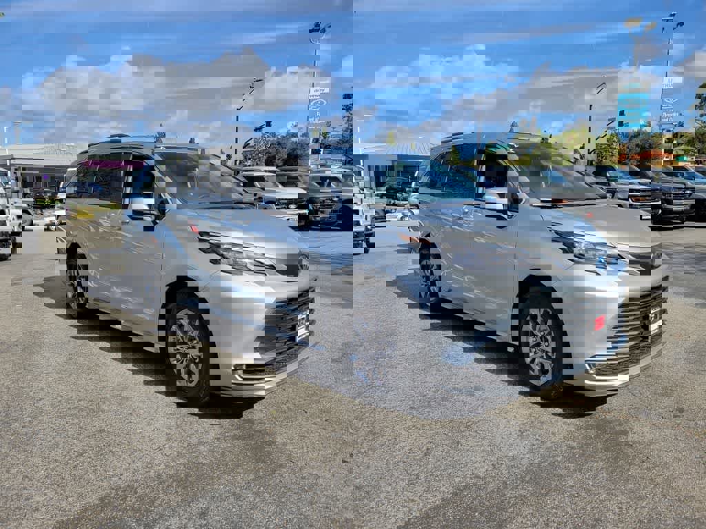 Used 2025 Toyota Sienna XLE image 9