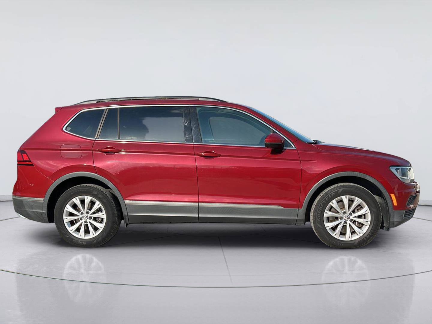 Used 2018 Volkswagen Tiguan SE FWD image 2