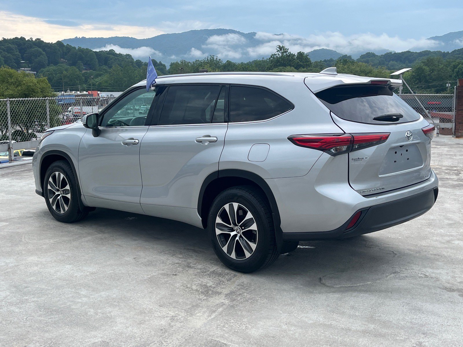 Used 2022 Toyota Highlander XLE AWD/4WD image 4