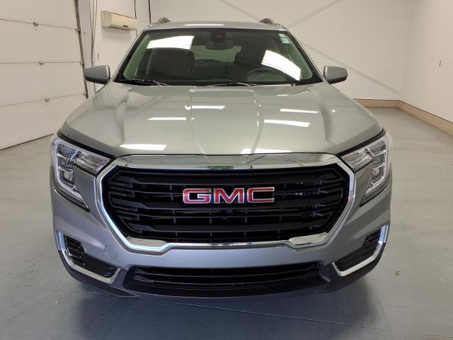 Used 2024 GMC Terrain SLE w/ Driver Convenience Package FWD image 8