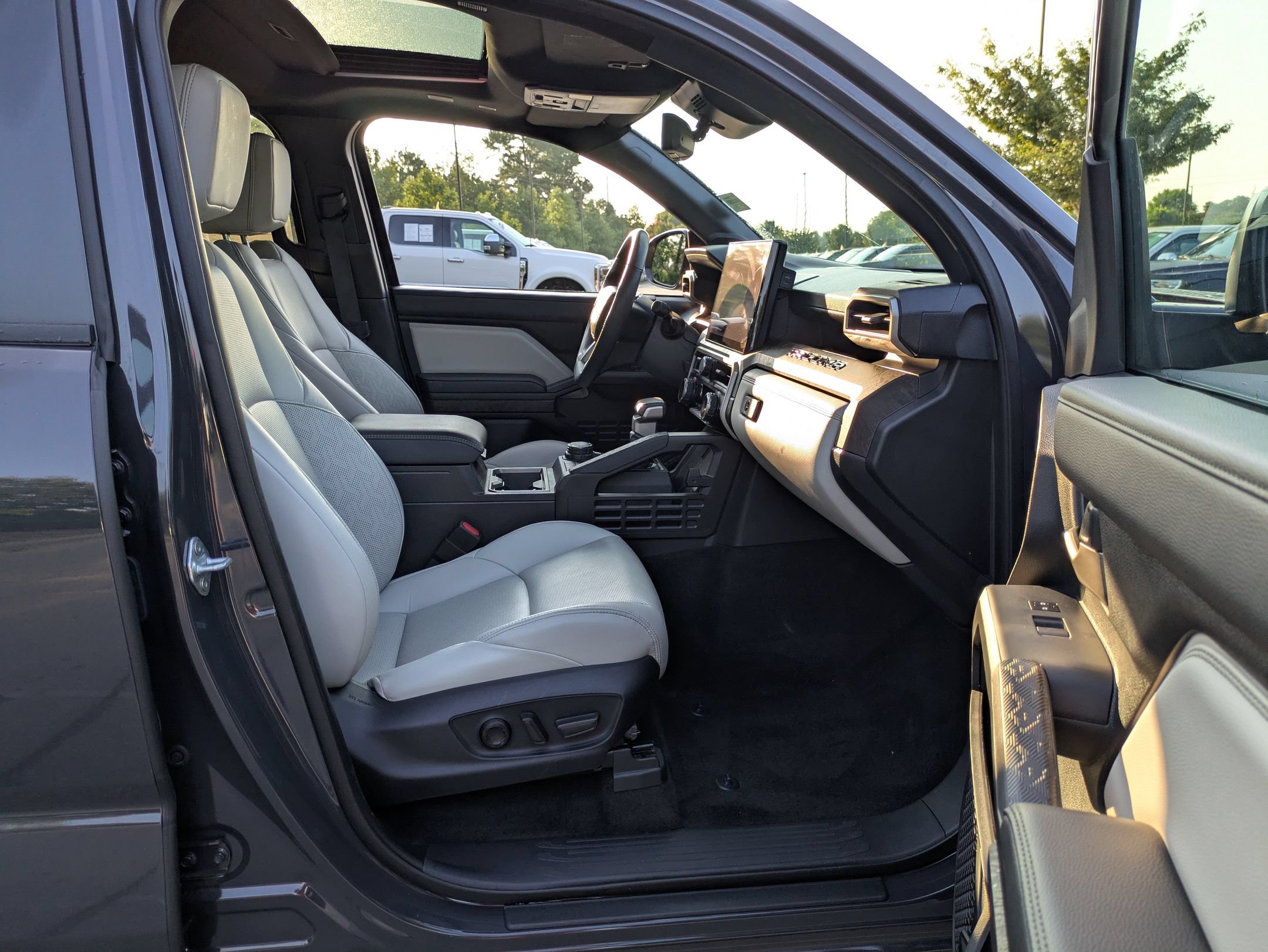 Used 2024 Toyota Tacoma Limited w/ Limited Package (LT) AWD/4WD image 39