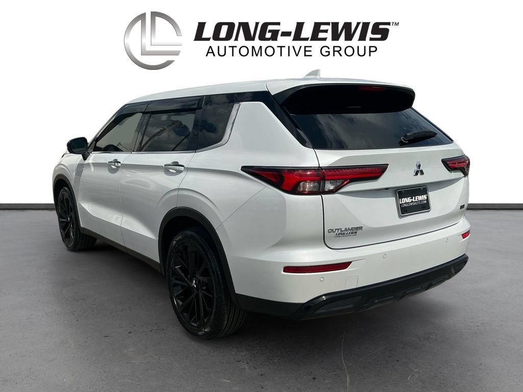 Used 2024 Mitsubishi Outlander SE Black Edition FWD image 4
