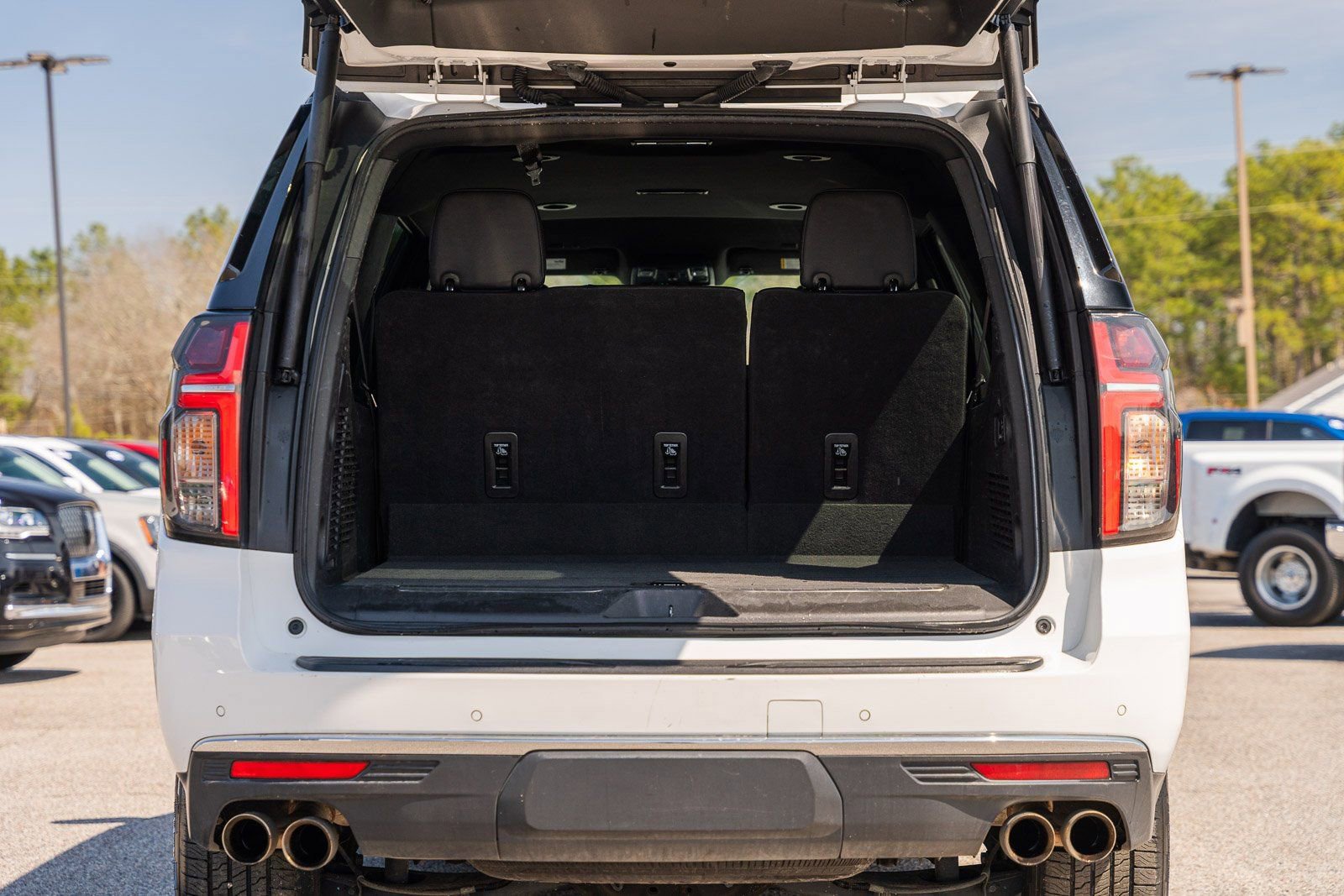 Used 2023 Chevrolet Suburban Premier image 17