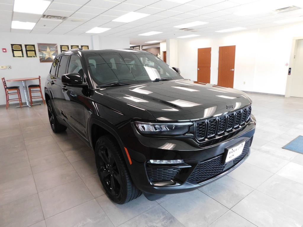 Used 2024 Jeep Grand Cherokee Limited w/ Black Appearance Package AWD/4WD image 3