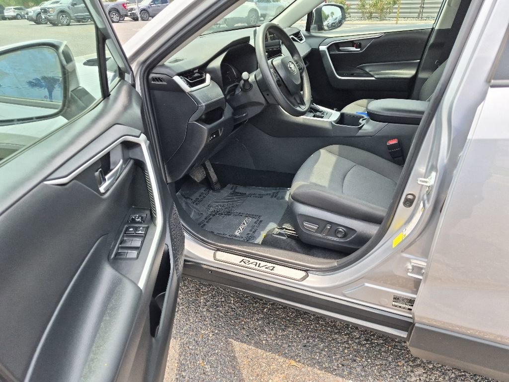 Used 2025 Toyota RAV4 XLE AWD/4WD image 11