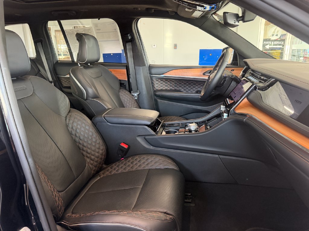 Used 2024 Jeep Grand Cherokee Summit AWD/4WD image 17