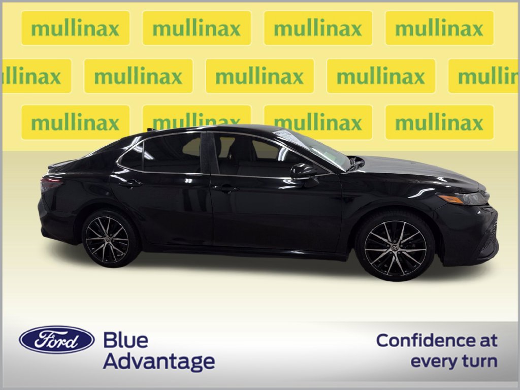 Used 2022 Toyota Camry SE FWD image 2