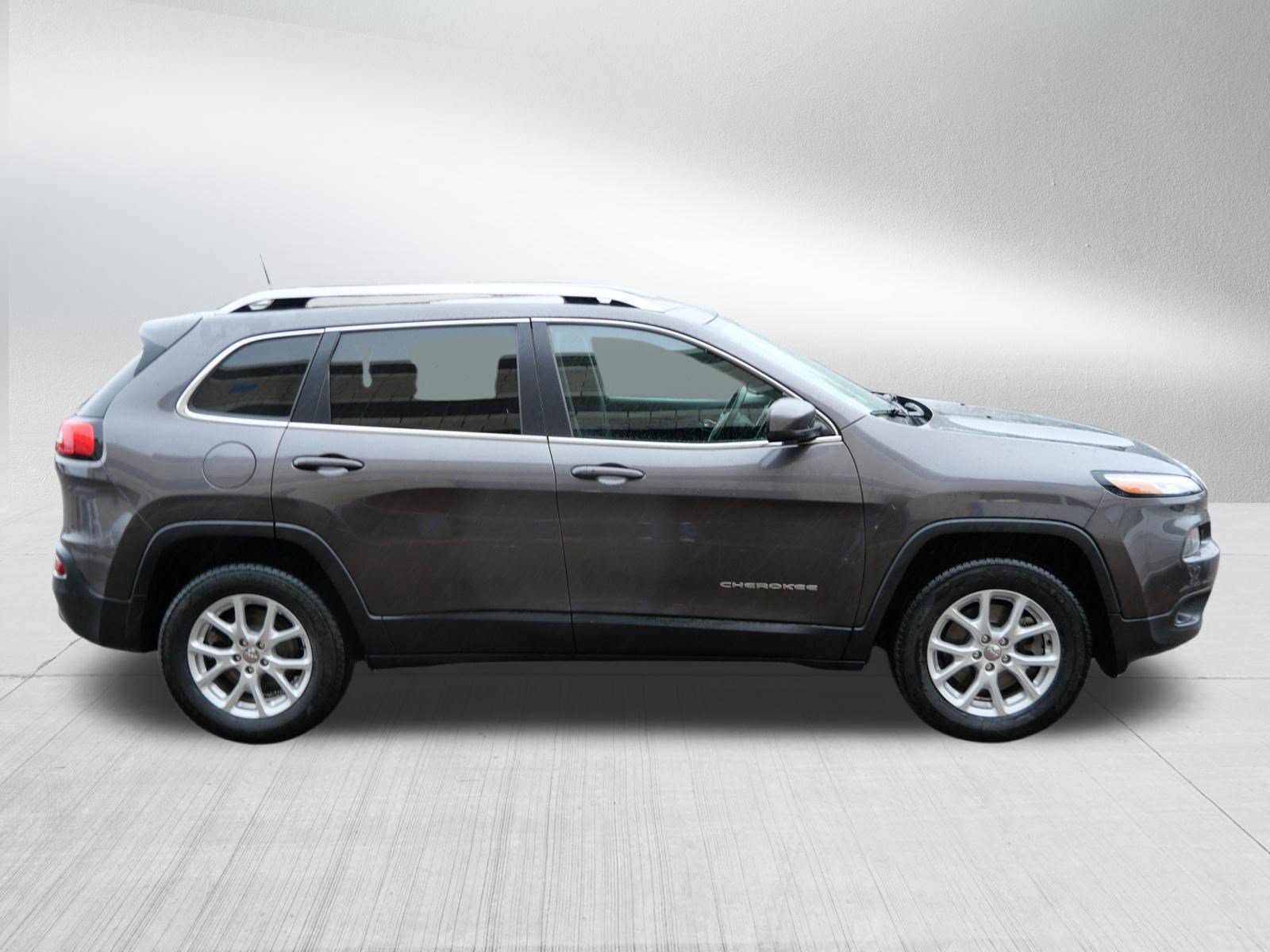 Used 2018 Jeep Cherokee Latitude Plus w/ Comfort/Convenience Group AWD/4WD image 8