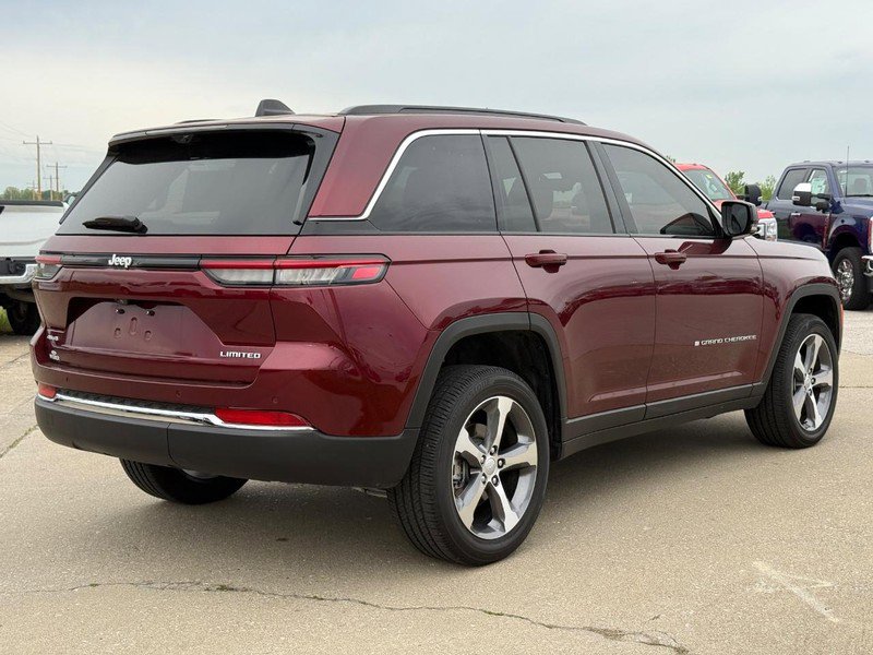 Used 2025 Jeep Grand Cherokee Limited w/ Luxury Tech Group II AWD/4WD image 5