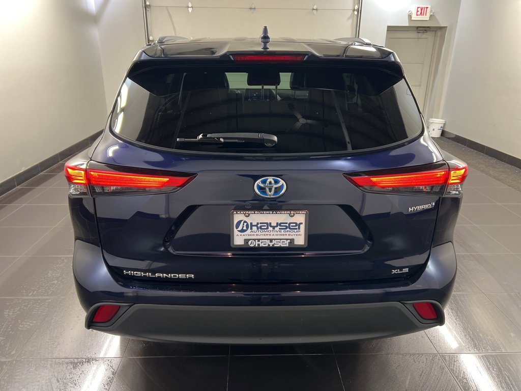 Used 2021 Toyota Highlander XLE image 3